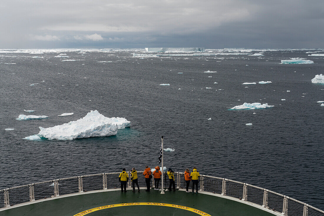 Expeditionsschiff Le Commandant Charcot bei der Erkundung des Larsen-C-Schelfeises, Weddellmeer, Antarktis.
