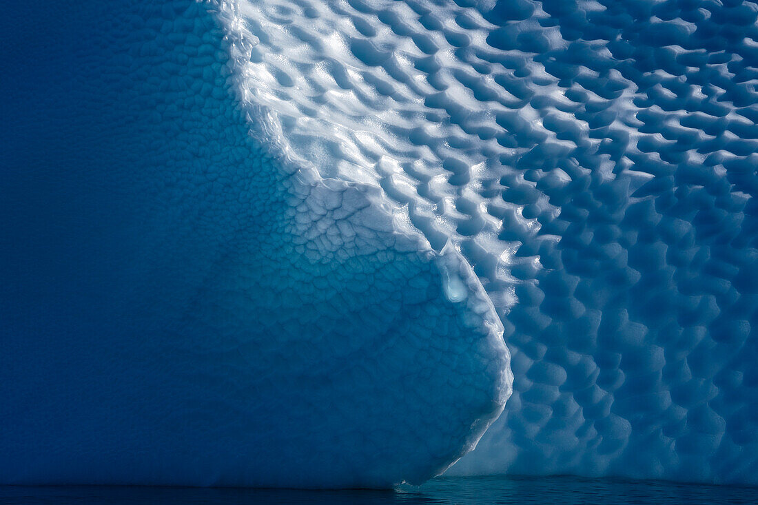 Detail eines von Wind und Wasser geformten Eisbergs, Larsen Inlet, Weddellmeer, Antarktis.
