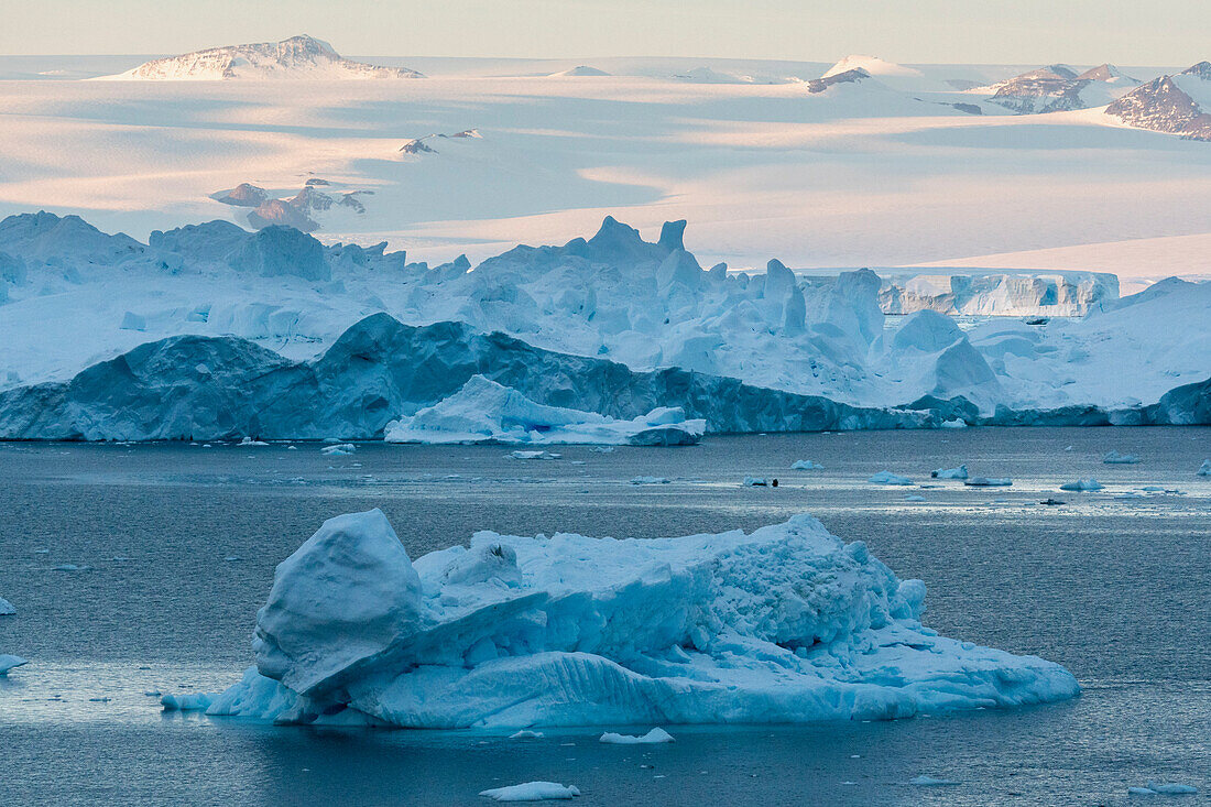 Eisberge bei Sonnenuntergang im Weddell-Meer, Antarktis.