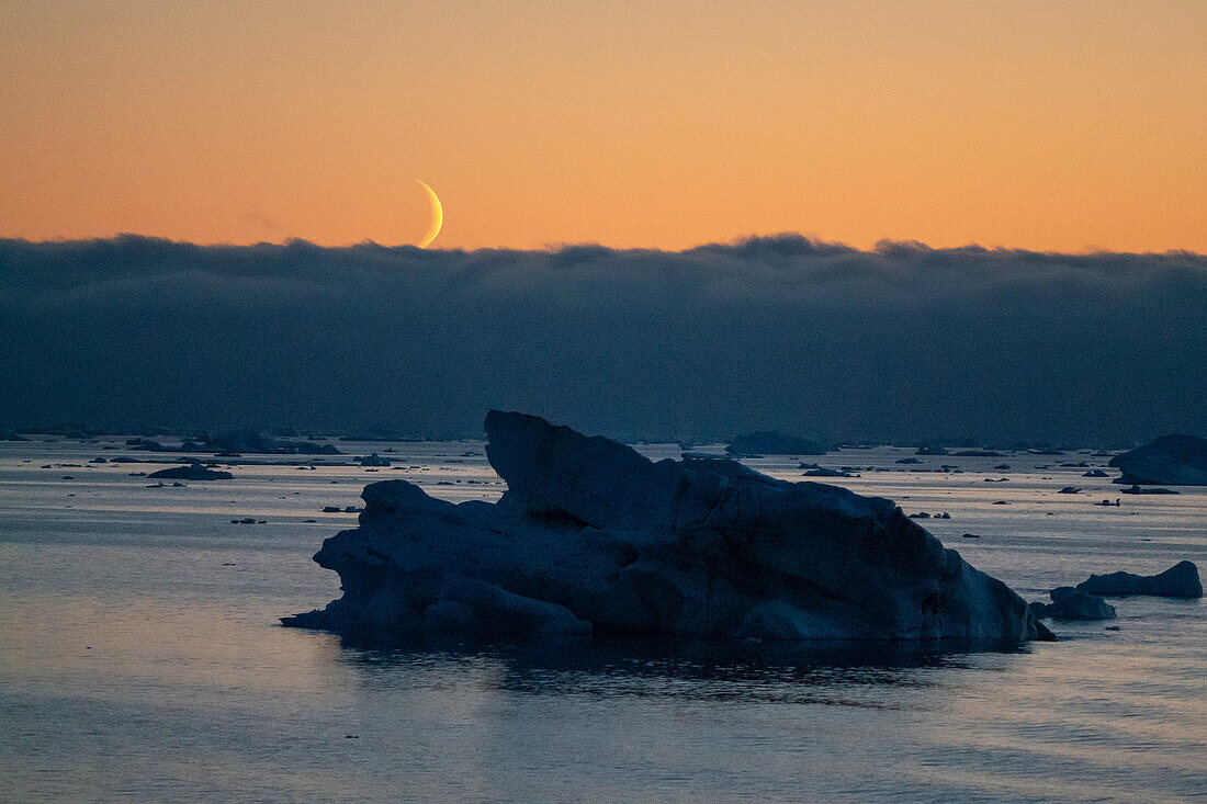 Mondaufgang in der Abenddämmerung im Weddellmeer, Antarktis.