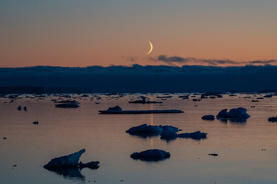 Mondaufgang in der Abenddämmerung im Weddell-Meer, Antarktis.