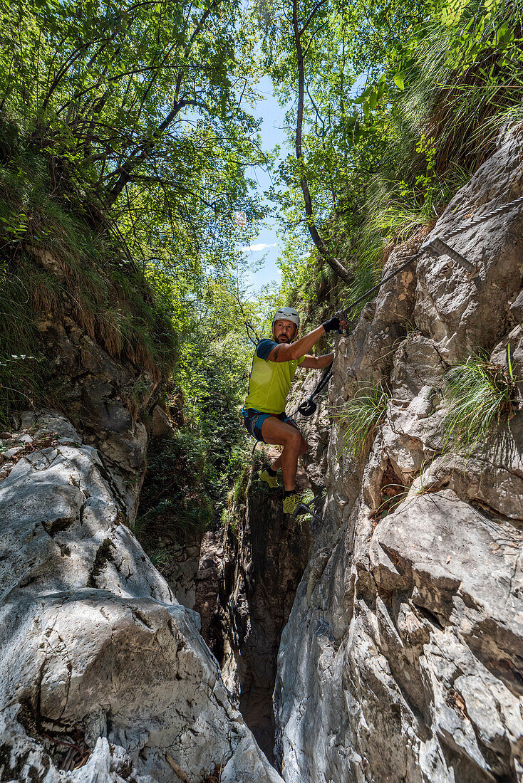 Kletterer in der Wand. Europa, Italien, Trentino, Provinz Trient, Cadino