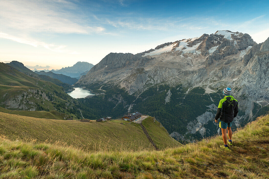 Touristen beobachten den Fedaia-See Europa, Italien, Trentino Südtirol, Canazei, Provinz Bozen,