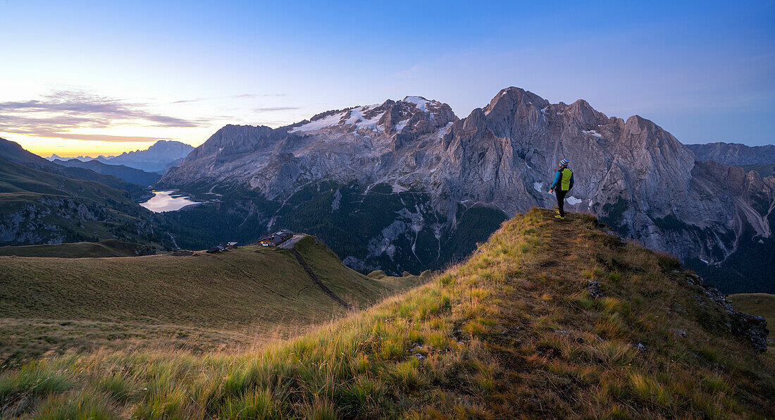 Touristen bewundern den Berg Marmolada Europa, Italien, Trentino Südtirol, Provinz Bozen, Canazei