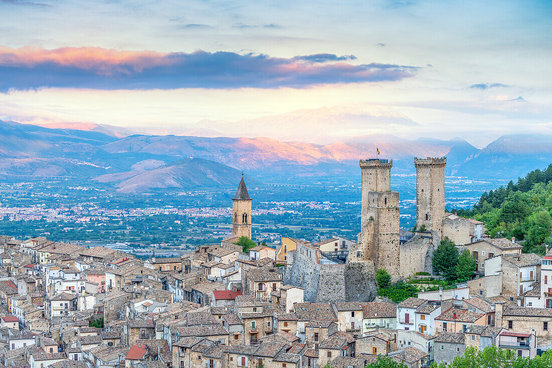 Pacentro bei Sonnenaufgang Europa, Italien, Abruzzen, Pacentro