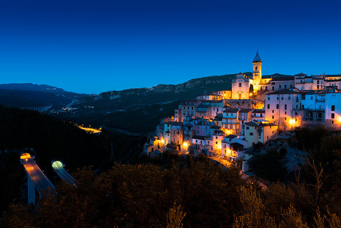 Panoramablick auf die Colledimezzo. Europa, Italien, Abruzzen, Provinz Chieti, Colledimezzo