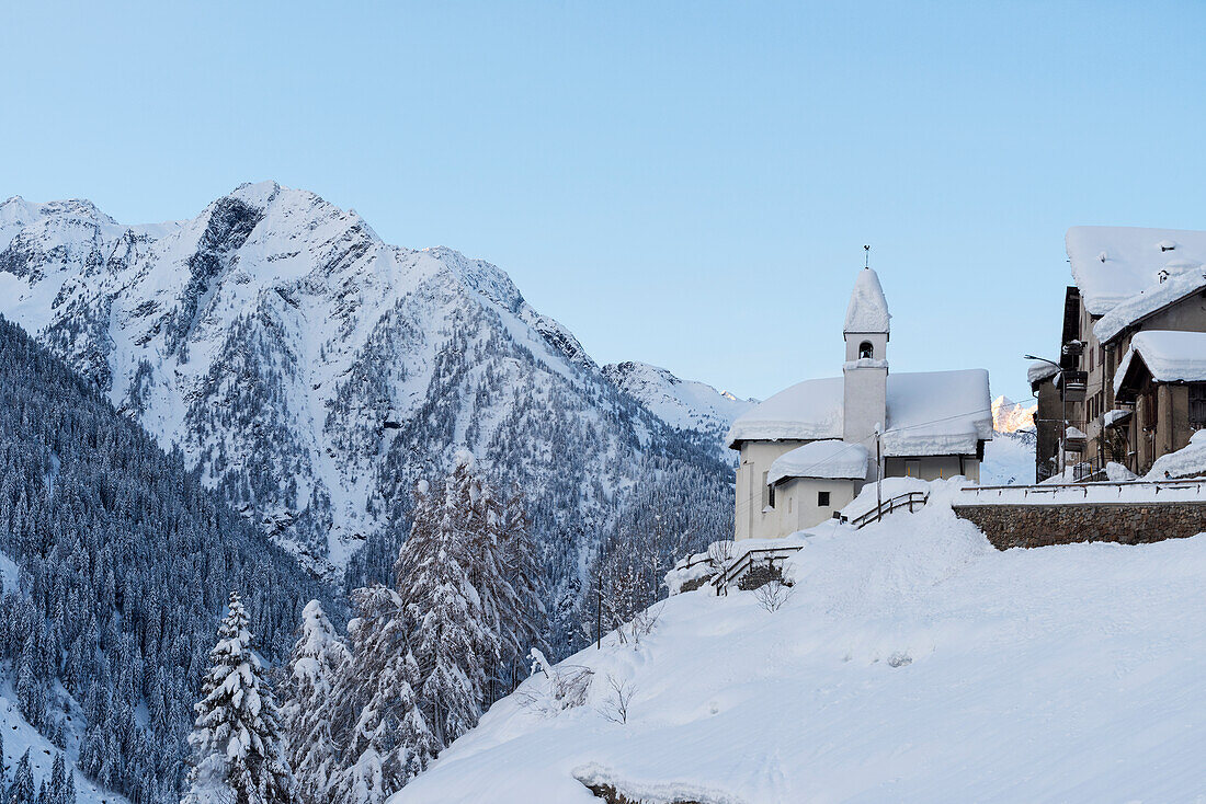 Kirche San Vigilio im Dorf Vermiglio. Europa, Italien, Trentino Südtirol, Sonnental, Vermiglio