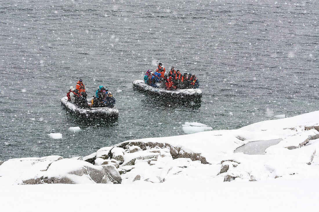 Ein Schneesturm trifft Touristen in Portal Point, Antarktis.