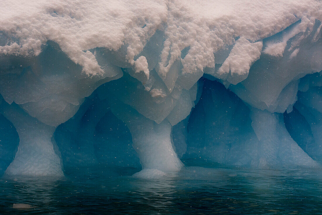 Detail eines Eisbergs, in Portal Point, Antarktis. Die Antarktis.