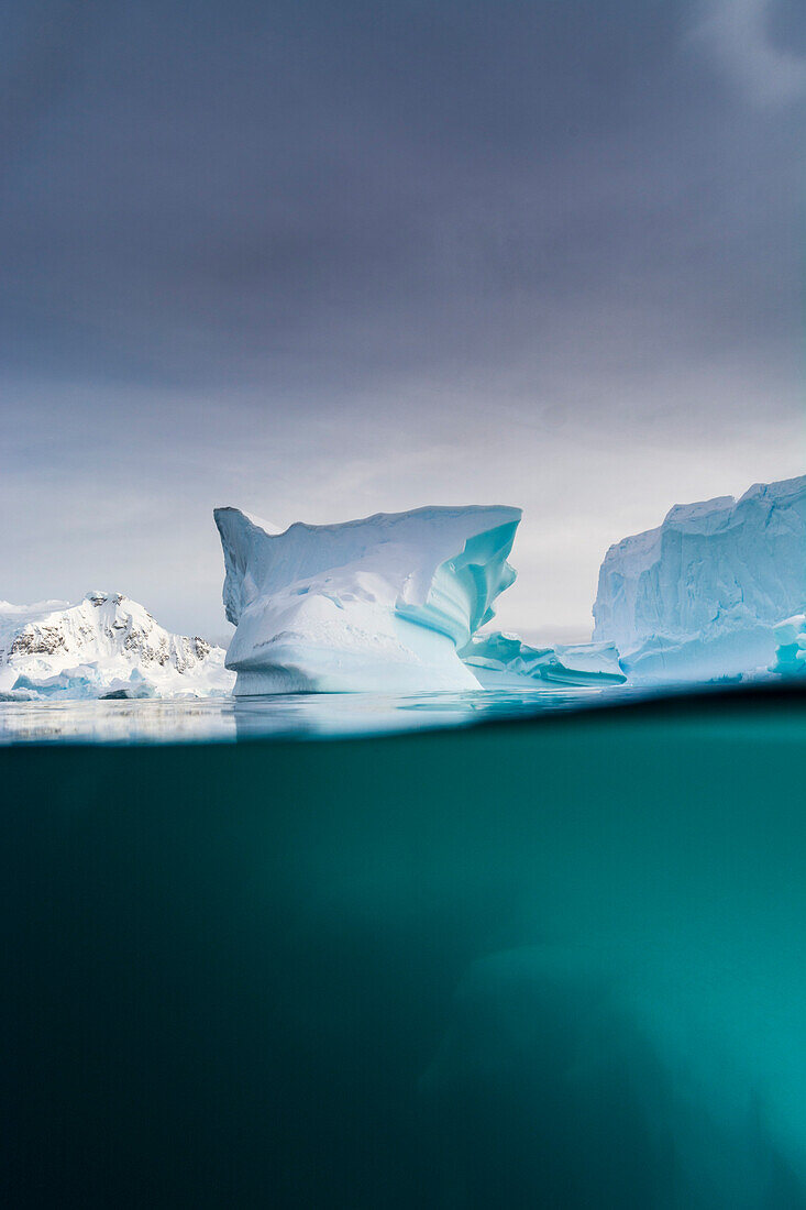 Blick von unten auf einen Eisberg, Skontorp Bucht, Paradise Bay, Antarktis. Antarktis.