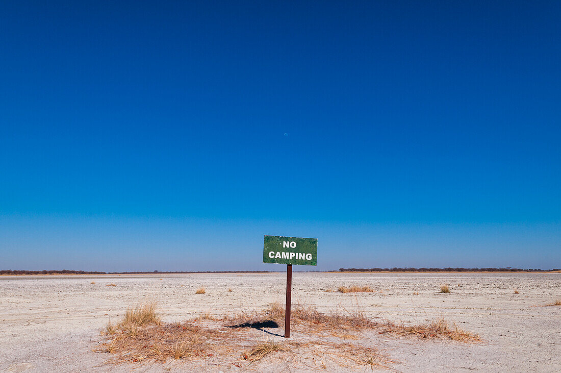 Ein "No Camping"-Schild in den riesigen Salzpfannen der Kudiakam Pan. Kudiakam-Pfanne, Nxai-Pan-Nationalpark, Botsuana.