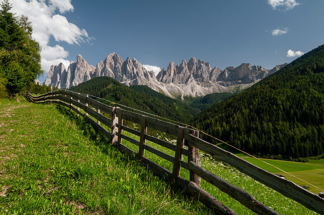 Ein Blick auf die Geislergruppe vom Fünser Tal aus. Funes, Trentino Südtirol, Italien.