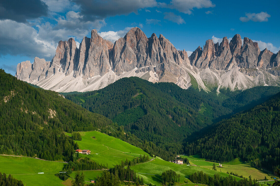 Ein Blick auf die Geislergruppe und das darunter liegende Tal. Funes, Trentino Südtirol, Italien.