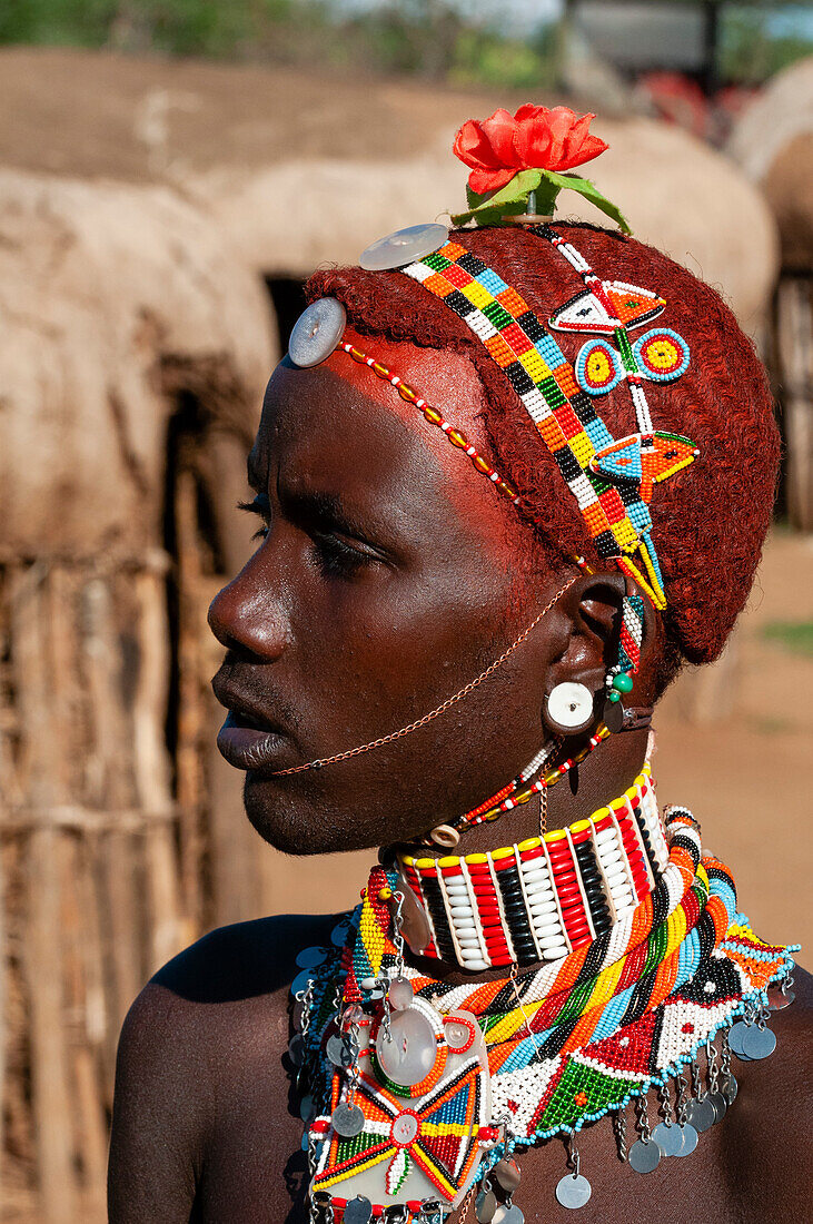 Nahaufnahme eines farbenfroh geschmückten Samburu-Stammesangehörigen. Loisaba Wilderness Conservancy, Bezirk Laikipia, Kenia.