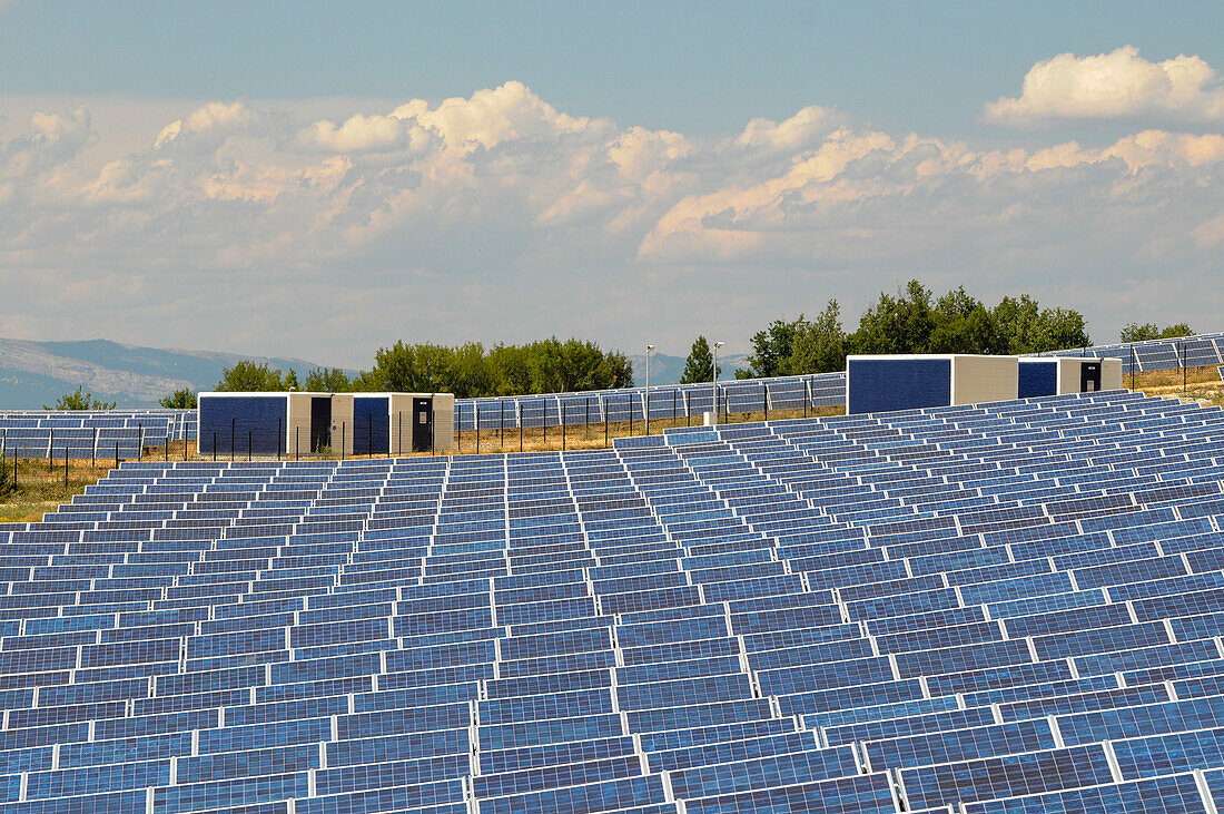 Ein mit Solarzellen bestücktes Feld in einem Solarkraftwerk. Les Mees, Provence, Frankreich.