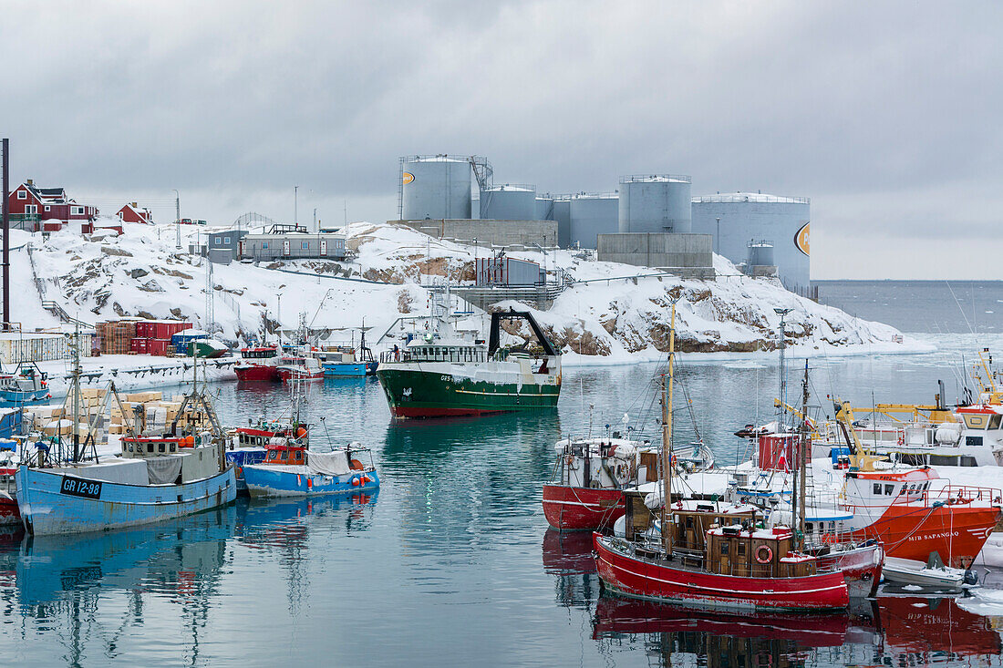 Fischerboote im Hafen. Ilulissat, Grönland.