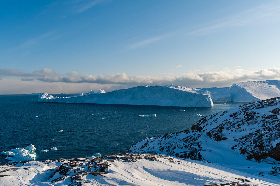 Blick auf den Ilulissat-Eisfjord, ein UNESCO-Weltnaturerbe. Ilulissat-Eisfjord, Ilulissat, Grönland.