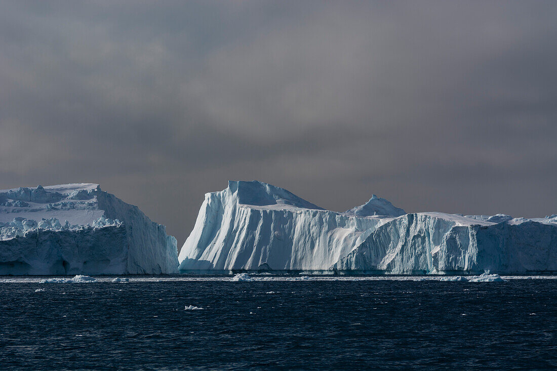 Eisberge im Ilulissat-Eisfjord, einem UNESCO-Weltnaturerbe. Ilulissat-Eisfjord, Ilulissat, Grönland.