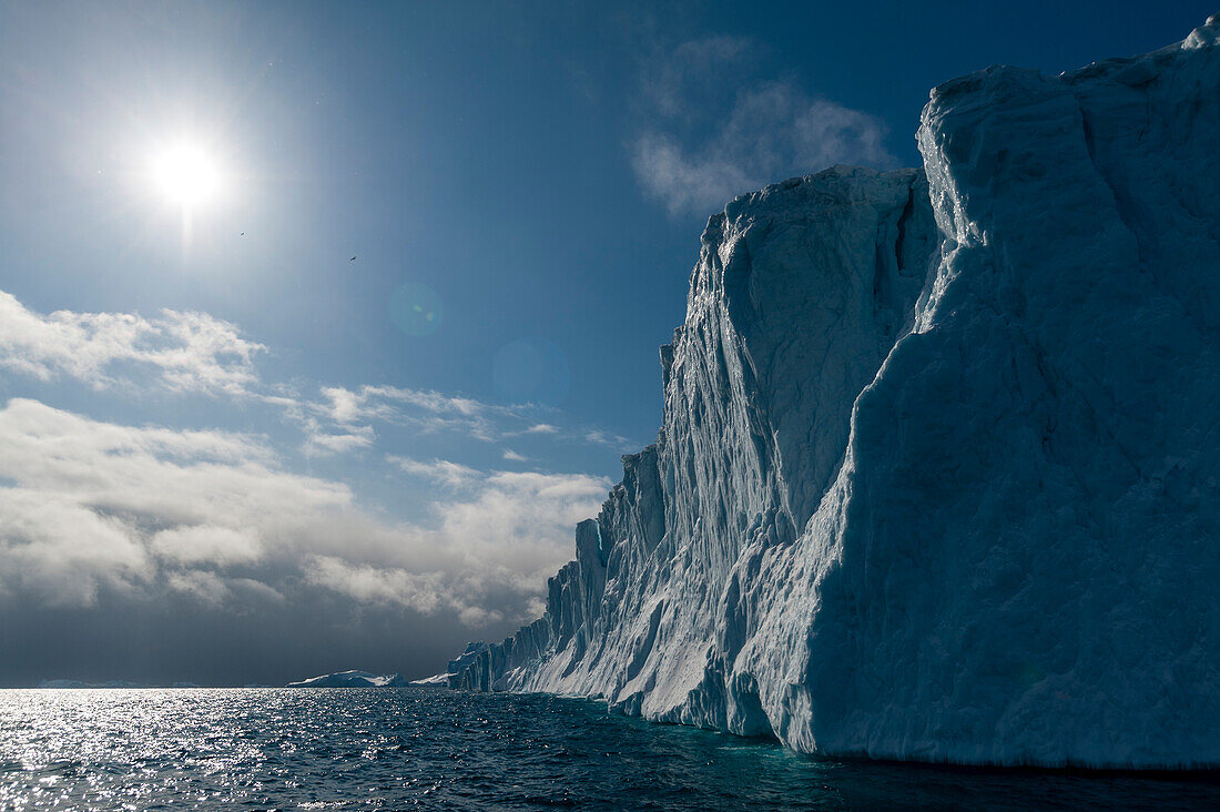 Eisberge im Ilulissat-Eisfjord, einem UNESCO-Weltnaturerbe. Ilulissat-Eisfjord, Ilulissat, Grönland.