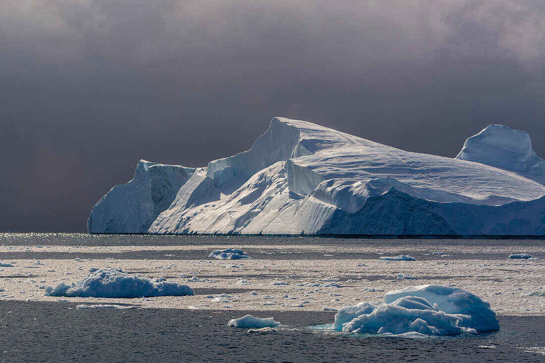 Eisberge und schmelzendes Packeis im Ilulissat-Eisfjord, einer UNESCO-Welterbestätte. Ilulissat-Eisfjord, Ilulissat, Grönland.