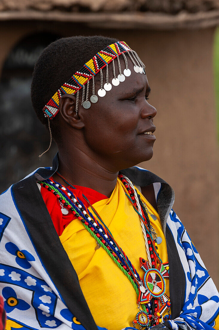 Porträt einer Masai-Frau in traditioneller Kleidung. Masai Mara-Nationalreservat, Kenia.