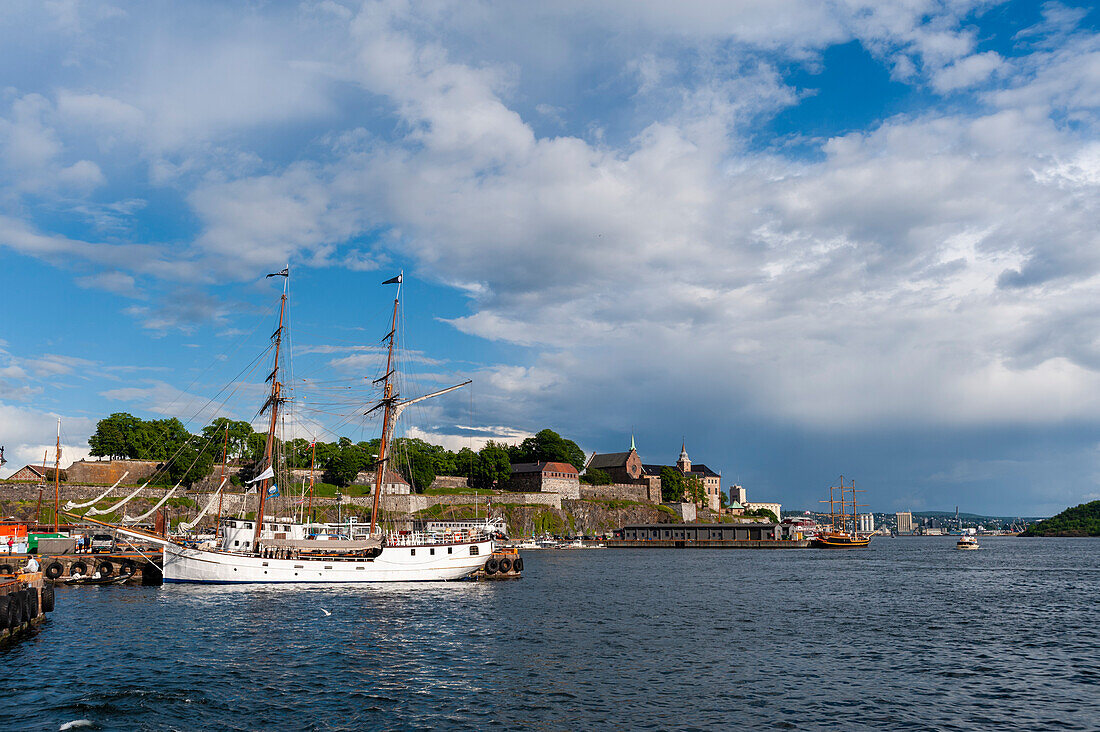 Große Schiffe vor Anker im Hafen von Oslo am Oslofjord. Oslo, Norwegen.