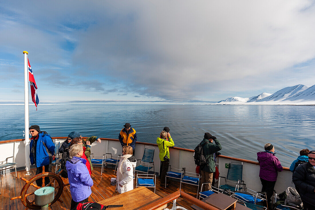 Touristen genießen die Svalbard-Inseln an Bord eines Kreuzfahrtschiffes. Insel Spitzbergen, Svalbard, Norwegen.