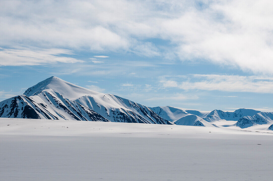 Schneebedeckte Berge auf der Insel Spitzbergen. In der Nähe von Mushamna, Insel Spitzbergen, Svalbard, Norwegen.