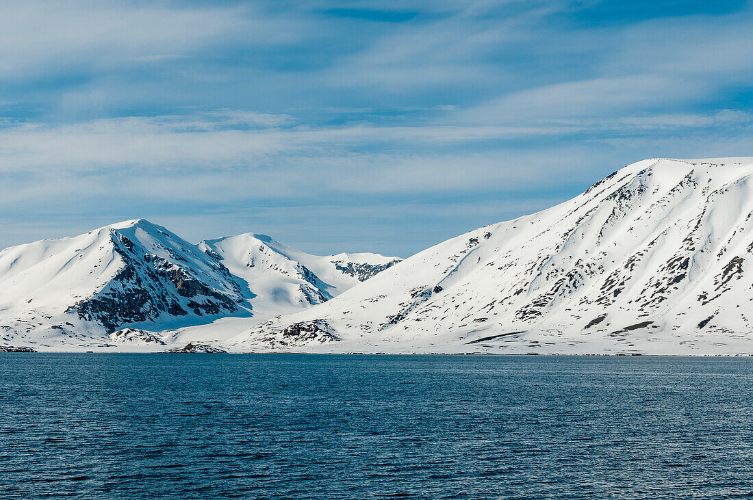 Monaco-Gletscher vor der Küste des Arktischen Ozeans. Monaco-Gletscher, Insel Spitzbergen, Svalbard, Norwegen.