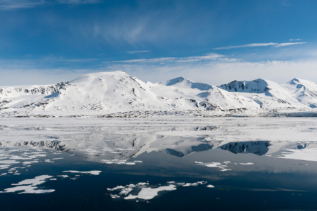Monaco-Gletscher und sein Spiegelbild in arktischen Gewässern. Monaco-Gletscher, Insel Spitzbergen, Svalbard, Norwegen.