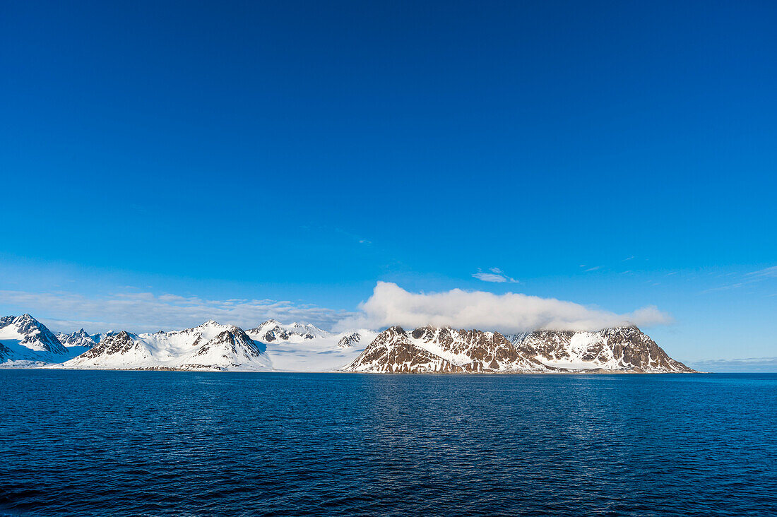 Ein malerischer Blick auf die eisbedeckten Berge am Magdalenefjord. Magdalenefjord, Insel Spitzbergen, Svalbard, Norwegen.