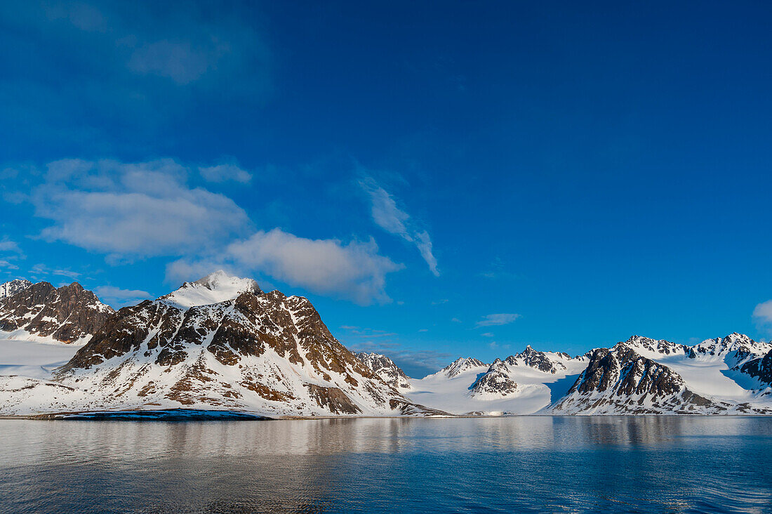 Eine malerische Aussicht auf die eisbedeckten Berge rund um den Magdalenefjord. Magdalenefjord, Insel Spitzbergen, Svalbard, Norwegen.