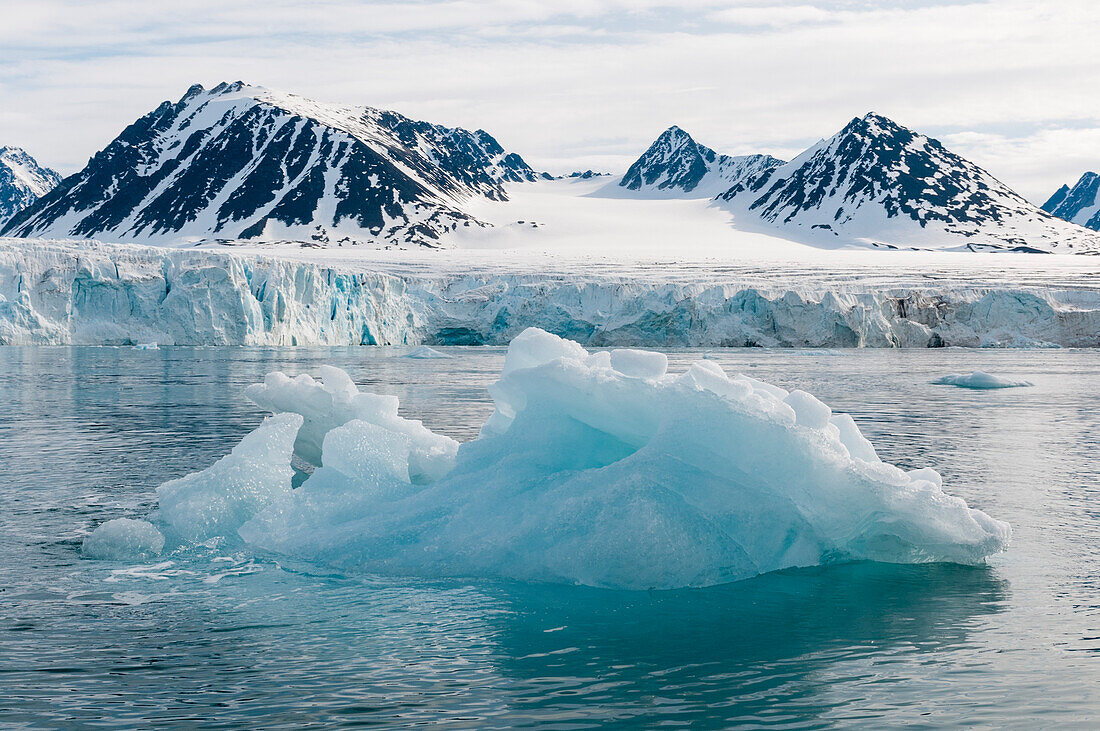 Eisstrom und arktische Gewässer vor dem Lilliehook-Gletscher. Lilliehookfjorden, Insel Spitzbergen, Svalbard, Norwegen.
