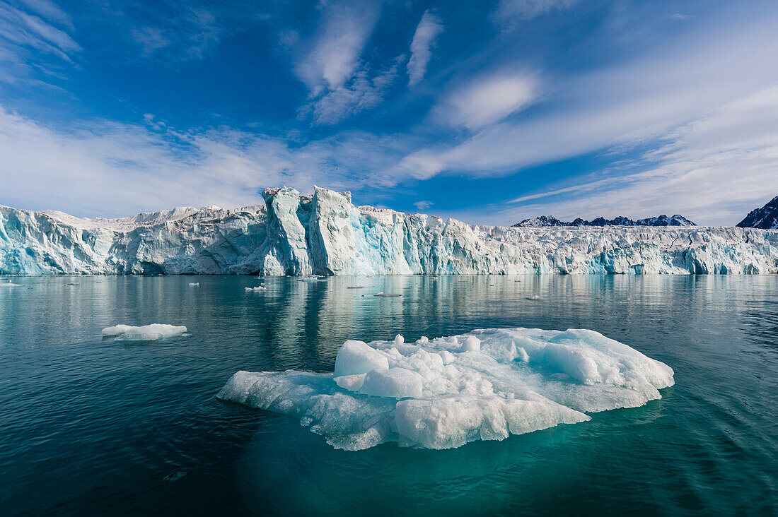 Eisscholle auf arktischem Wasser vor dem Lilliehook-Gletscher. Lilliehookfjord, Insel Spitzbergen, Svalbard, Norwegen.