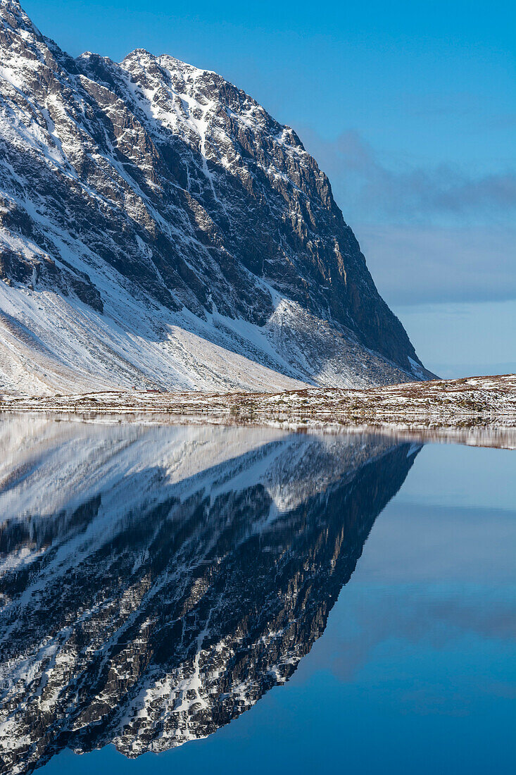 Berge spiegeln sich im ruhigen Wasser eines Sees. Eggum, Lofoten-Inseln, Nordland, Norwegen.