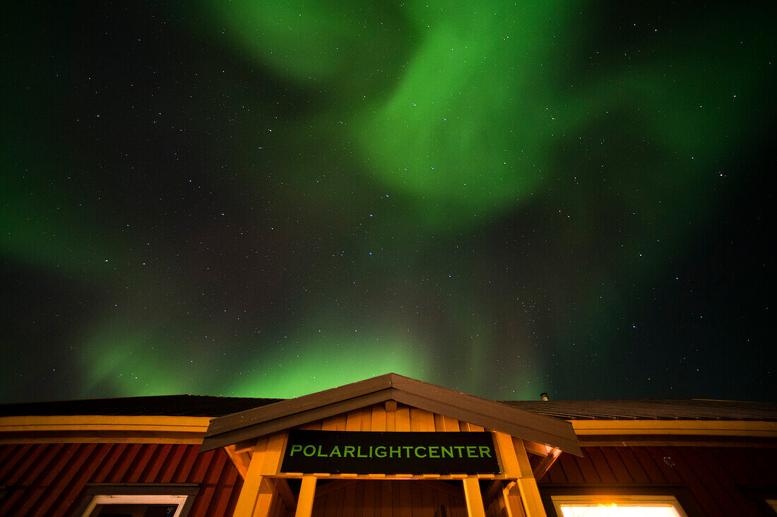 Nordlicht über dem Polarlichtcenter. Laukvik, Nordland, Norwegen.