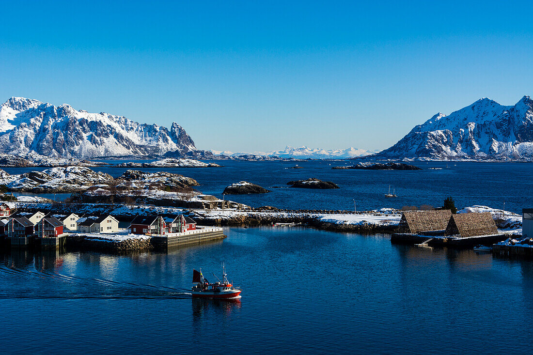 Häuser und Trockengestelle für Kabeljau am Hafen von Svolvaer. Svolvaer, Lofoten-Inseln, Nordland, Norwegen.