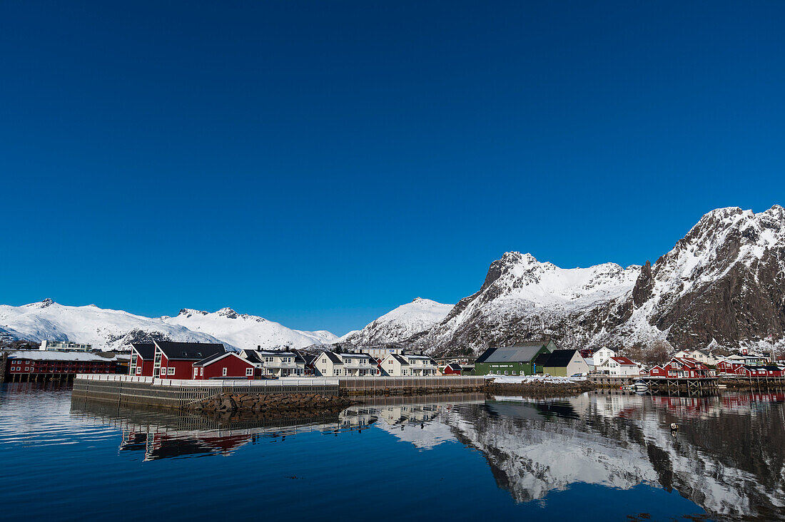 Ein malerischer Blick auf die Uferpromenade von Svolvaer. Svolvaer, Lofoten-Inseln, Nordland, Norwegen.