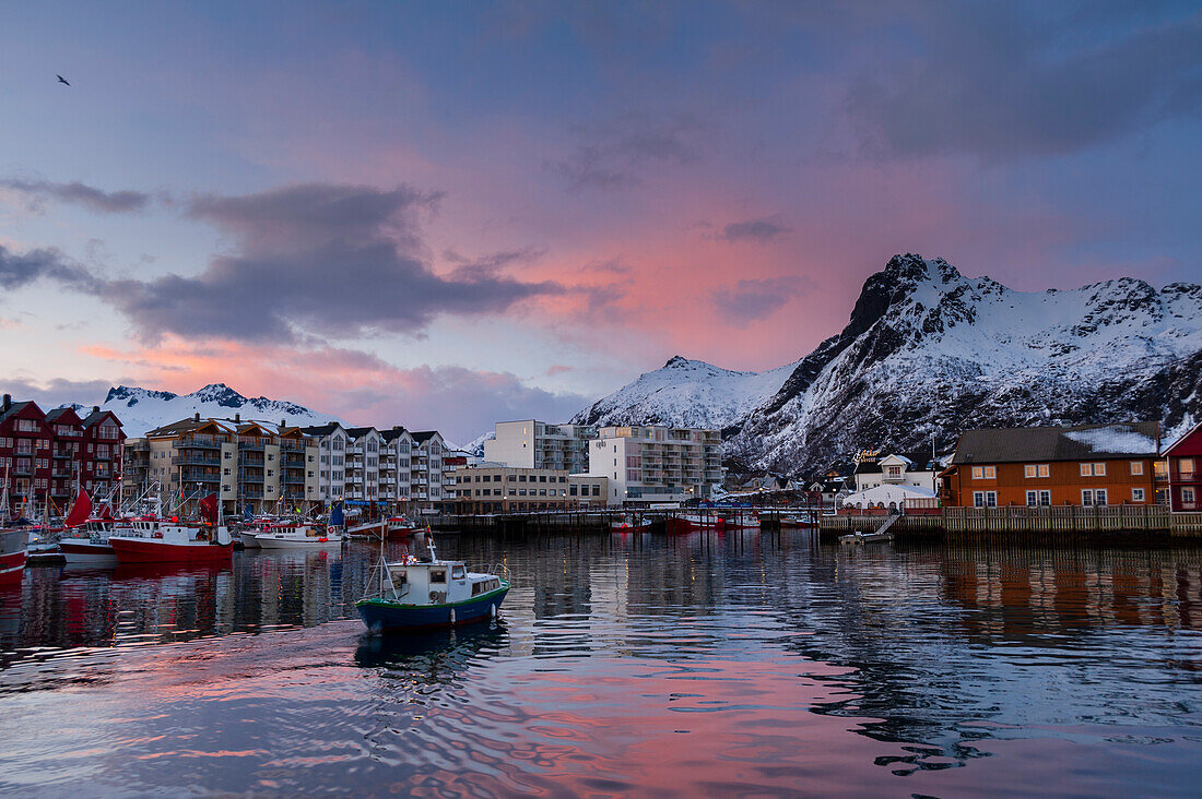 Die Stadt Svolvaer bei Sonnenuntergang. Svolvaer, Lofoten-Inseln, Nordland, Norwegen.