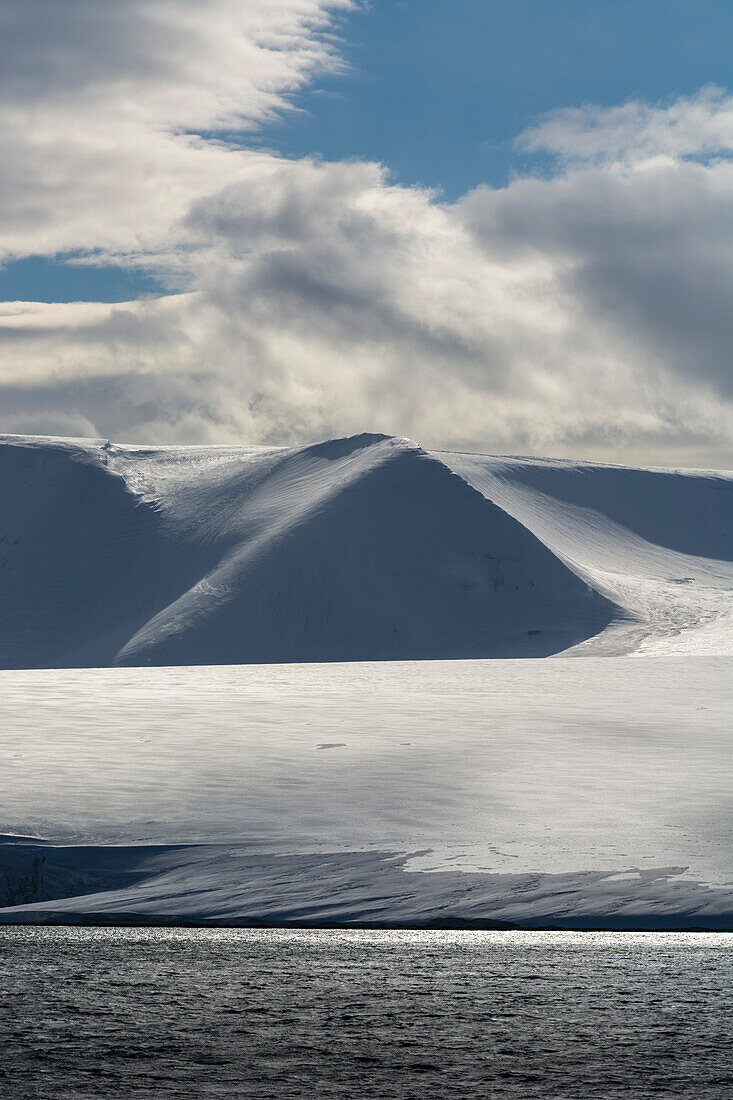 Schneebedeckte Berge in der Hinlopenstraße. Nordaustlandet, Svalbard, Norwegen