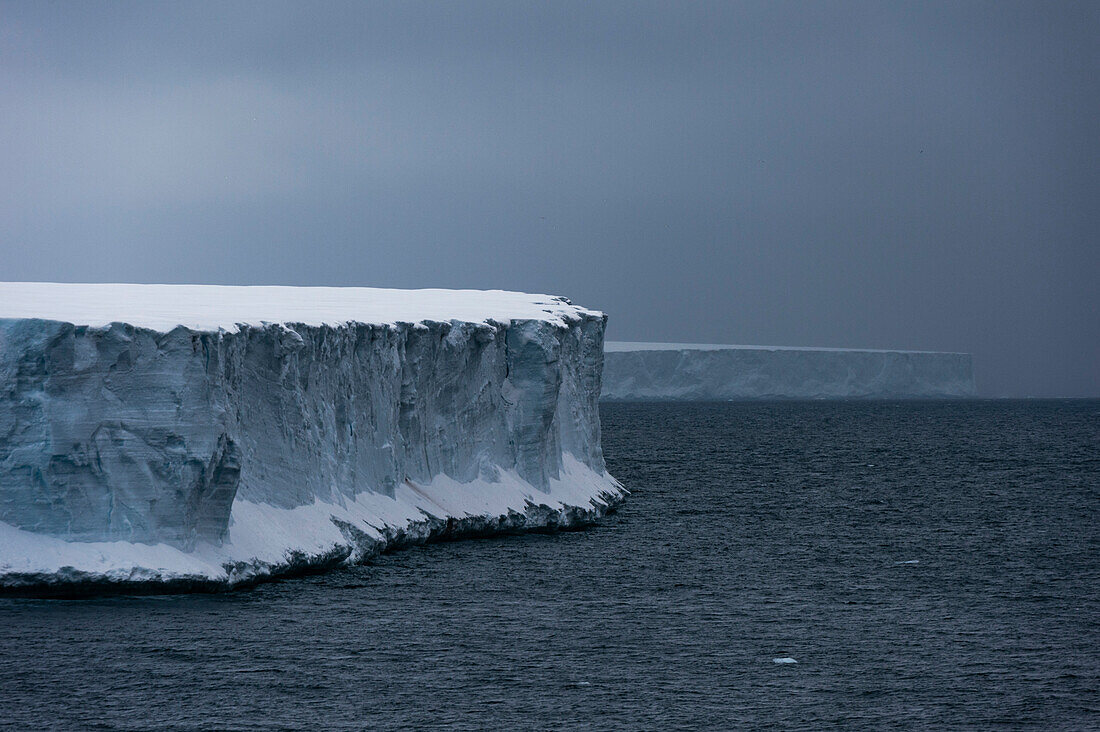 Eisklippen entlang des südlichen Randes der Austfonna-Eiskappe. Nordaustlandet, Svalbard, Norwegen