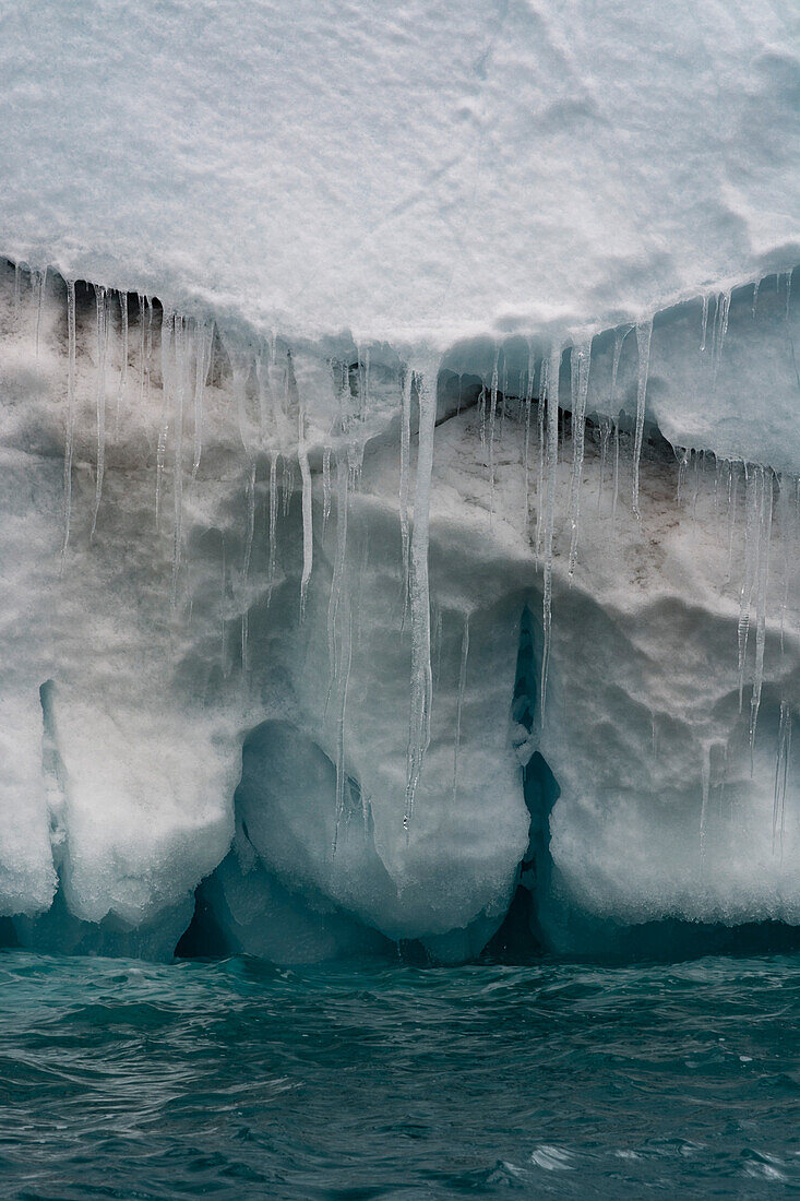 Detail eines Eisbergs an der Austfonna-Eiskappe. Nordaustlandet, Svalbard, Norwegen