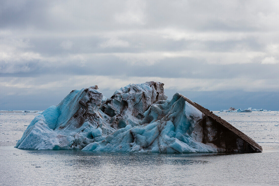 Eisschollen in der Erik Eriksenstretet, der Meerenge, die Kong Karls Land von Nordaustlandet trennt. Nordaustlandet, Svalbard, Norwegen