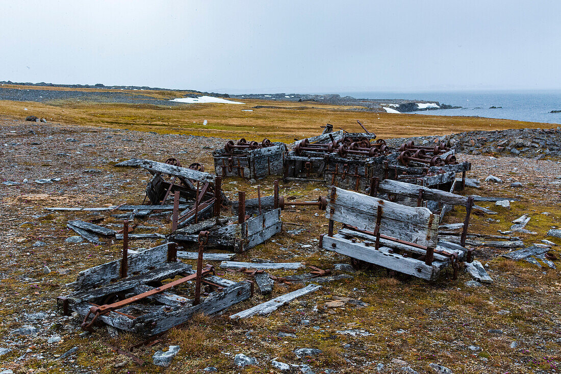 Verfallene Bergbauausrüstung. Svalbard, Norwegen