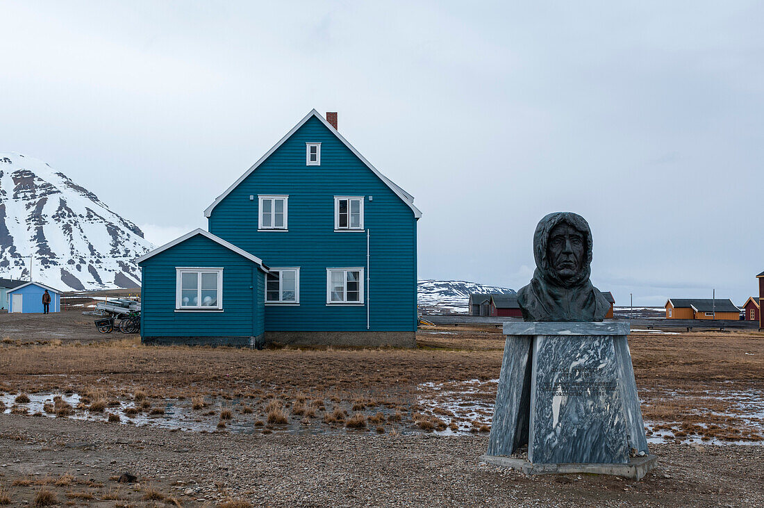 Die Roald-Amundsen-Statue in der Forschungsstation Ny-Alesund. Ny-Alesund, Kongsfjorden, Insel Spitzbergen, Svalbard, Norwegen.