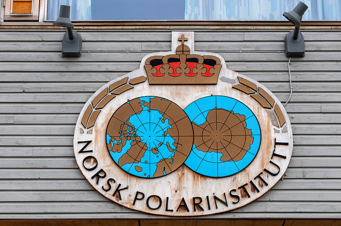 Das Schild des Norwegischen Polarinstituts an der Forschungsstation Ny-Alesund. Ny-Alesund, Kongsfjorden, Insel Spitzbergen, Svalbard, Norwegen.