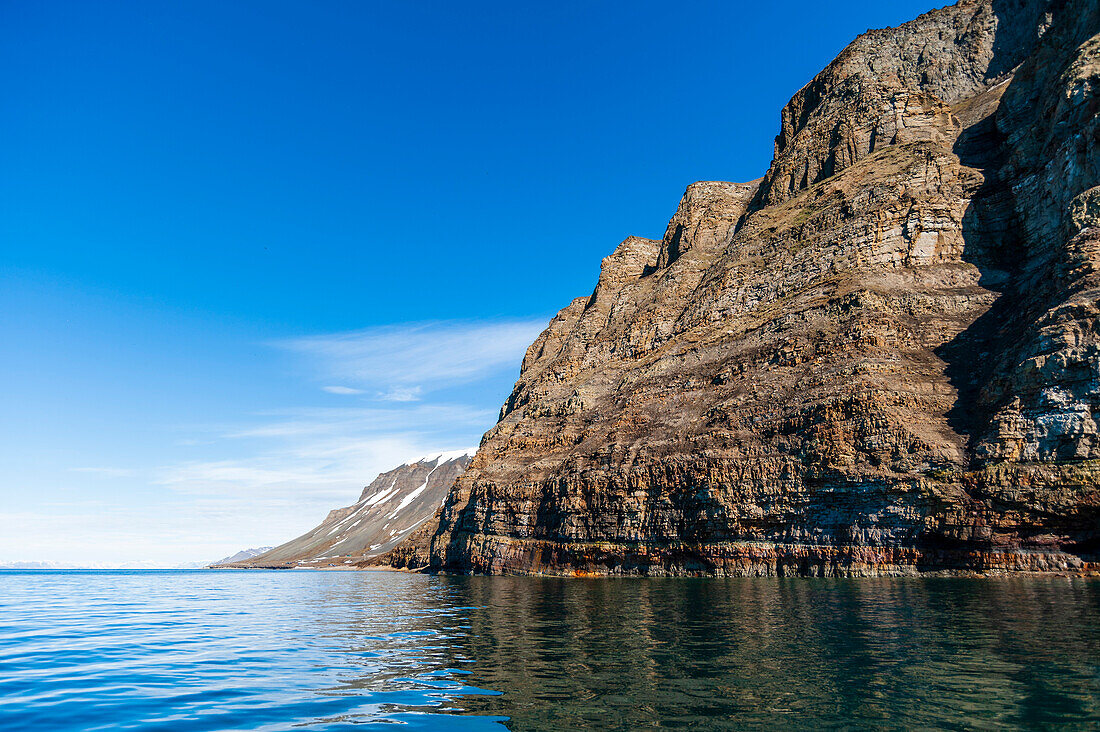 Klippen in der Nähe von Longyearbyen an der Bucht des Adventfjorden. Longyearbyen, Insel Spitzbergen, Svalbard, Norwegen.