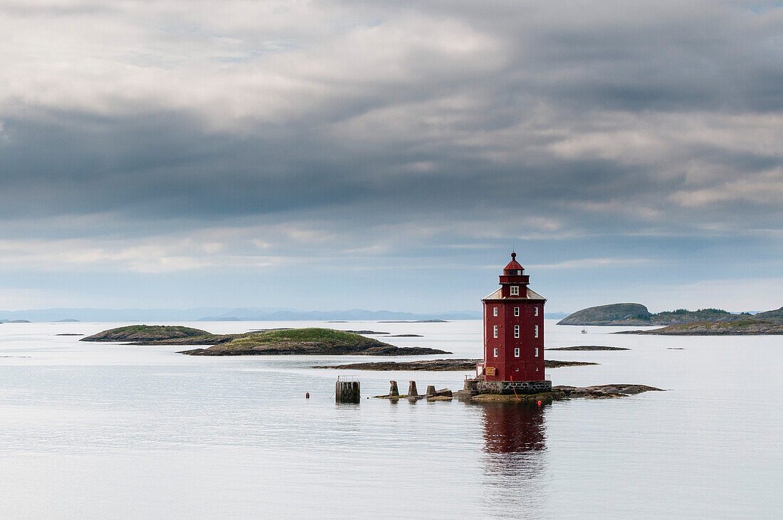 Der Leuchtturm Kjeungskjaer von 1880 steht auf einer kleinen Insel in den eisigen Gewässern des Bjugnfjorden. Bjugnfjord, Norwegen.