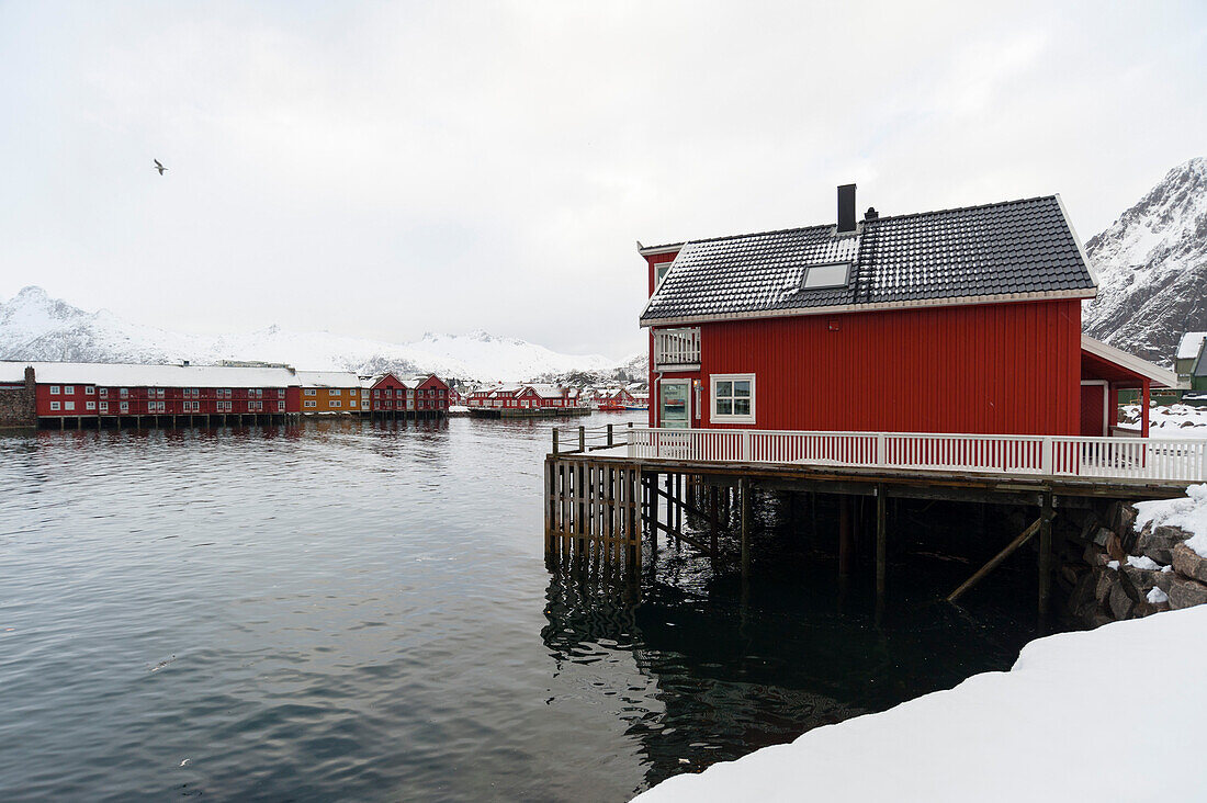 Bunte Häuser am Meer. Svolvaer, Lofoten-Inseln, Nordland, Norwegen.