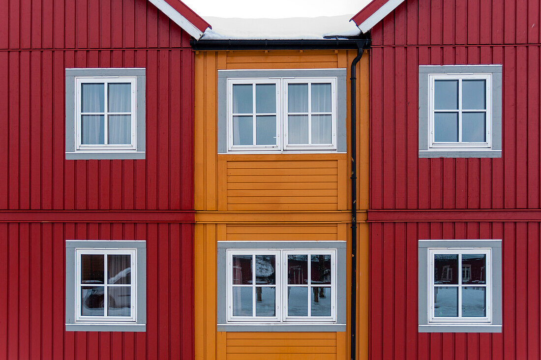 Detail eines bunten Hauses in Svolvaer. Svolvaer, Lofoten-Inseln, Nordland, Norwegen.
